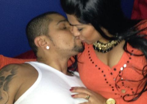  Alheia às polêmicas, Moranguinho aproveita sábado para namorar com Naldo